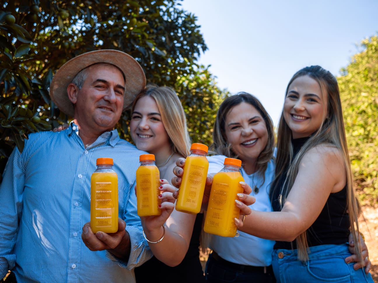 Família Anatriello, pai, filha, mãe e filha